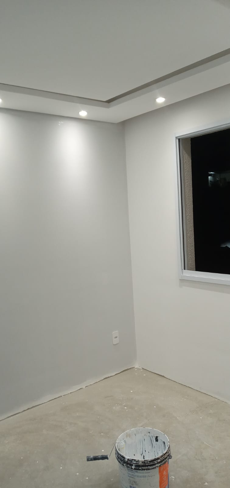 Quarto com pintura em tom cinza