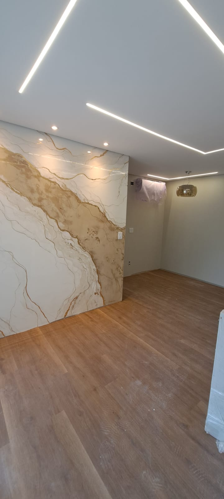 Sala elegante com painel marmorizado