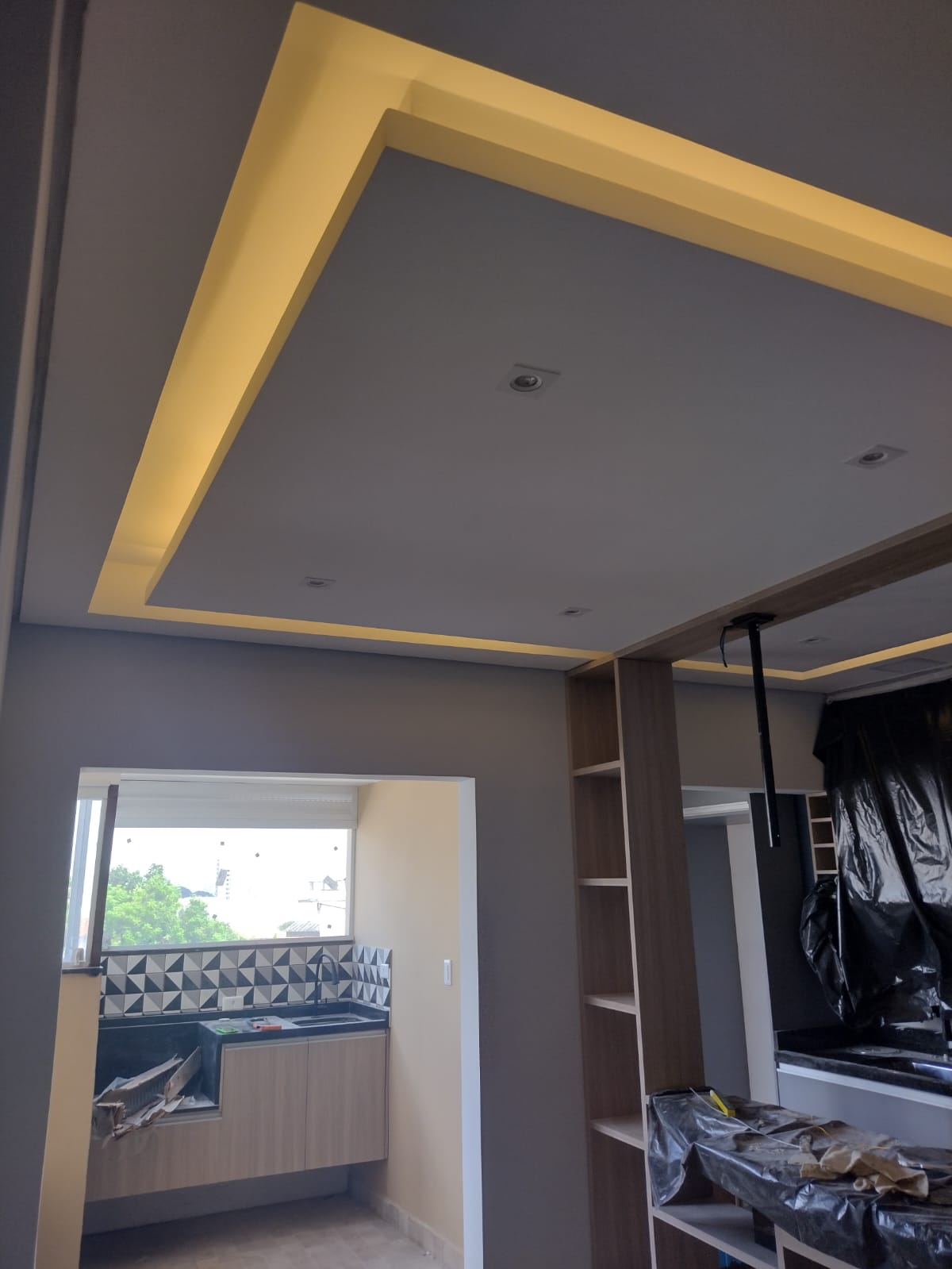 Cozinha com gesso iluminado