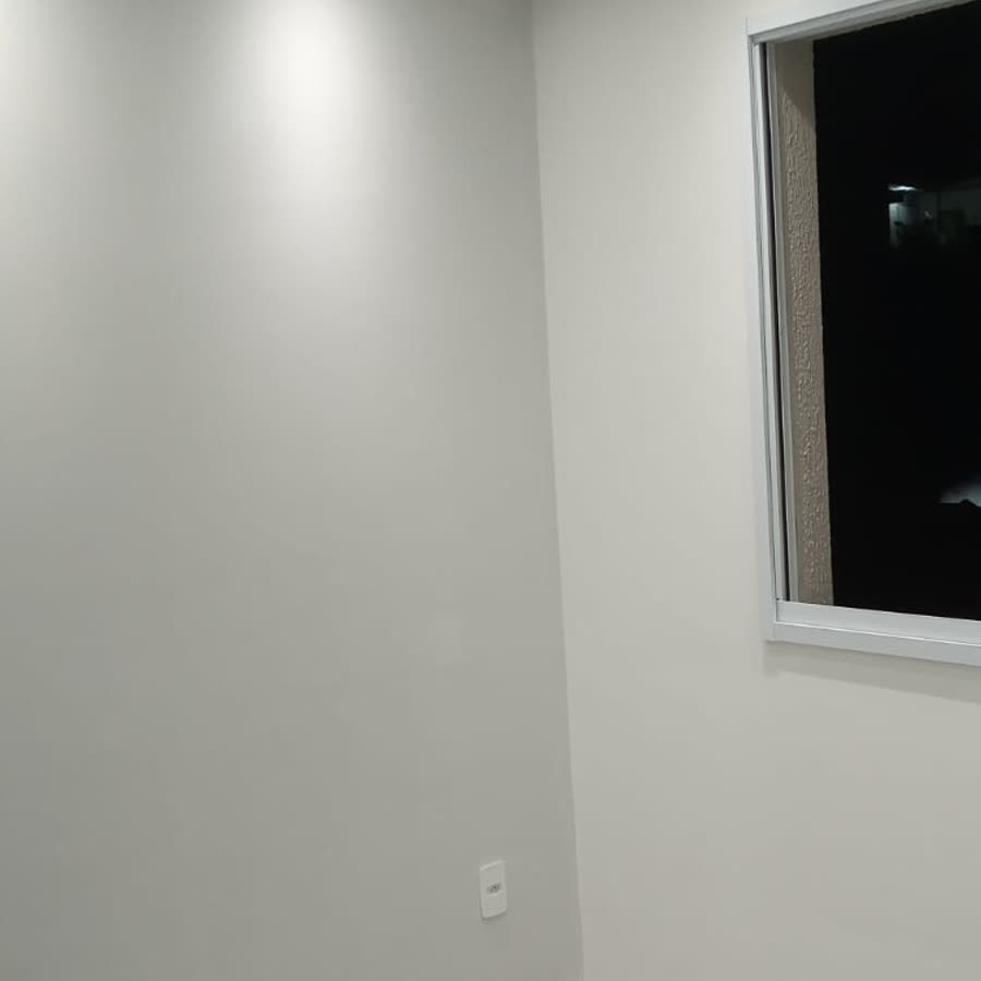 Quarto recém pintado em tom neutro, acabamento fosco