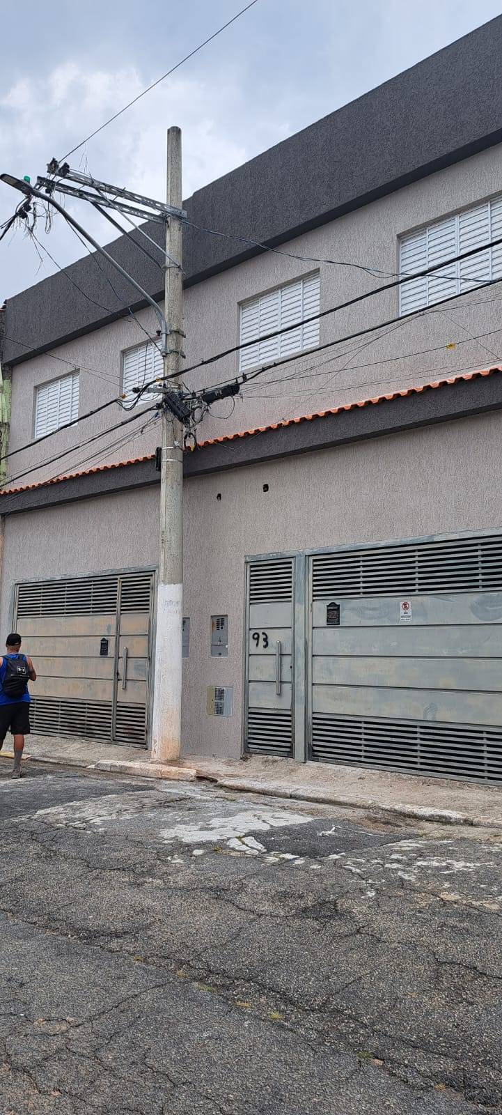 Fachada de sobrado geminado em tom cinza claro pintada pela Prime Pintura