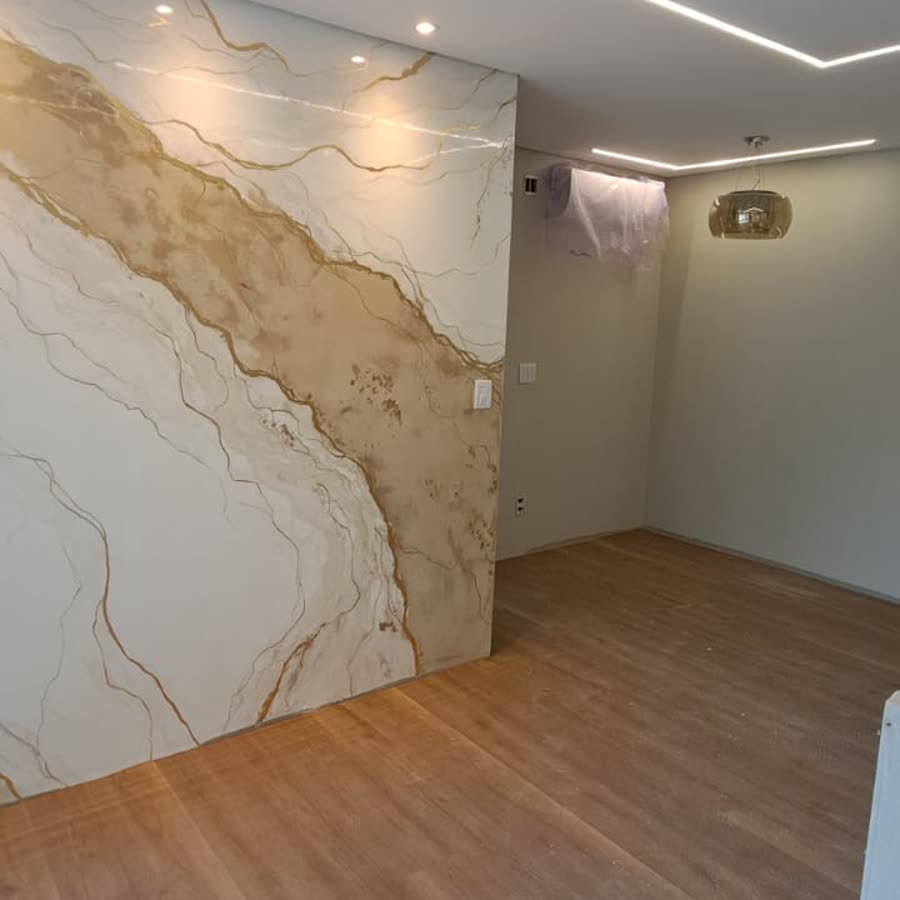 Sala de estar com parede decorativa marmorizada pintada pela Prime Pintura