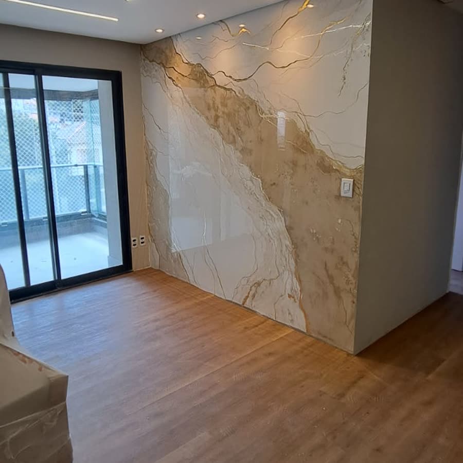 Sala de estar integrada com varanda, piso de madeira e parede decorativa