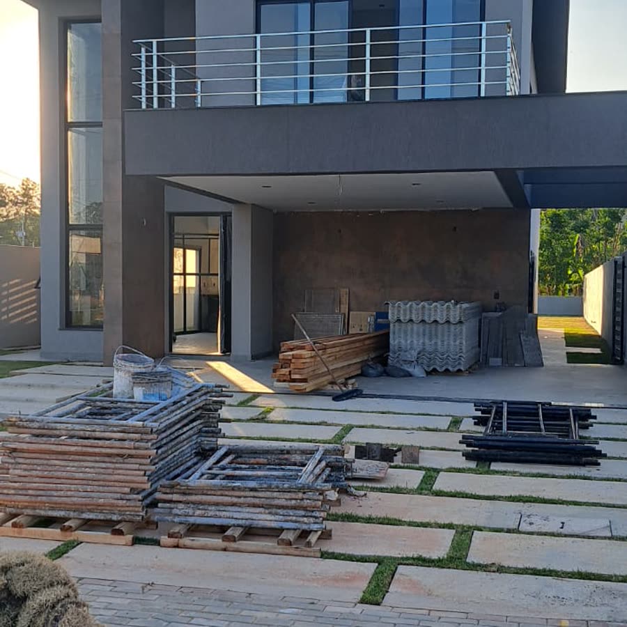 Fachada de sobrado em fase final de acabamento