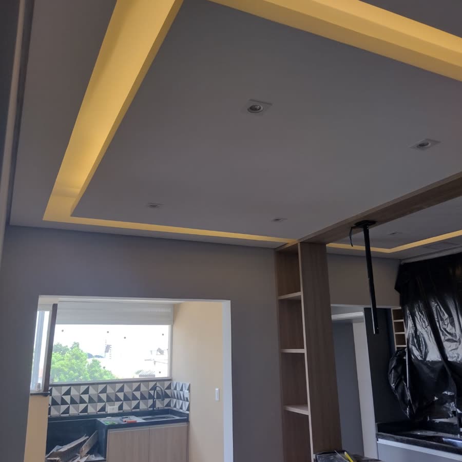 Sanca de gesso com iluminação embutida em apartamento
